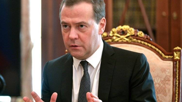 Медведев поздравил Жээнбекова с днем рождения