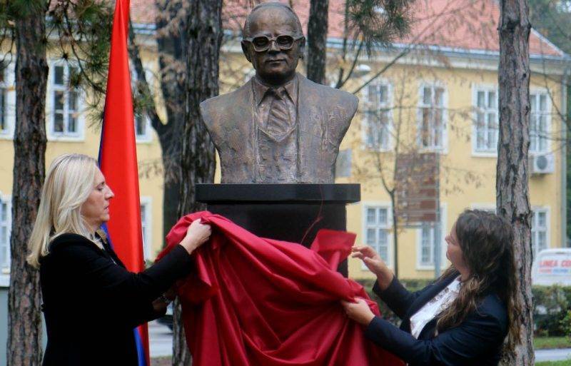 Сербы в Боснии установили памятник своему герою