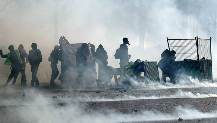 Парижская полиция применила газ против "желтых жилетов"