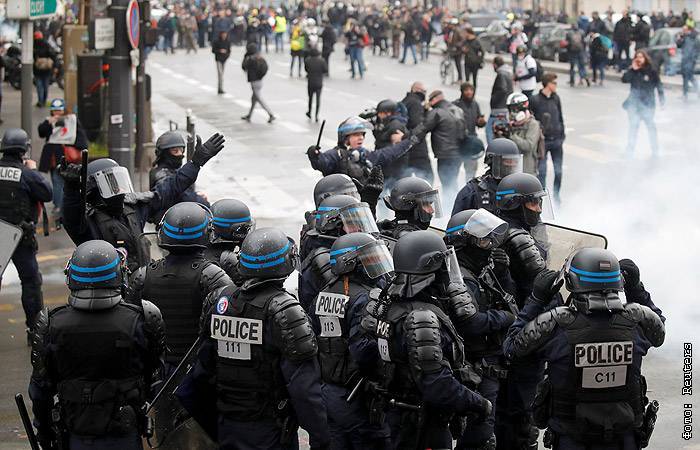 В Париже задержаны 24 человека в годовщину первых акций "желтых жилетов"