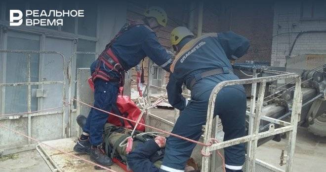 С крыши казанского авиазавода упал рабочий