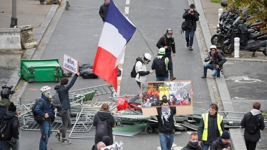 Видео: «желтые жилеты» устроили новые беспорядки и заволокли дымом Париж