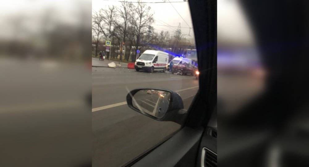 Раскуроченный ВАЗ на проспекте Стачек в Петербурге окружили кареты скорой помощи