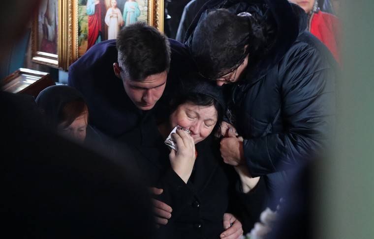 Мать убитой аспирантки СПбГУ увезли на скорой с похорон дочери
