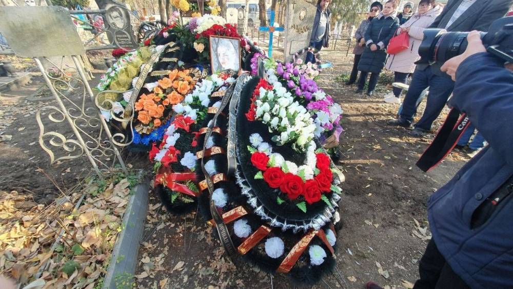 Мать погибшей аспирантки историка Соколова увезли в реанимацию с похорон дочери