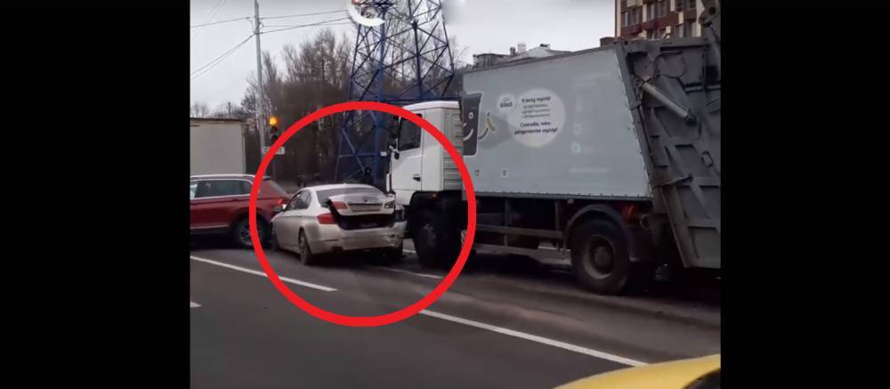 Пьяный водитель мусоровоза протаранил три машины в Москве