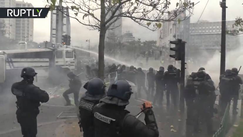 Водомёты, слезоточивый газ и поджоги: в Париже протестуют «жёлтые жилеты»
