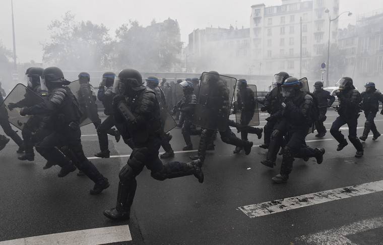В Париже задержано более ста участников акций «жёлтых жилетов»