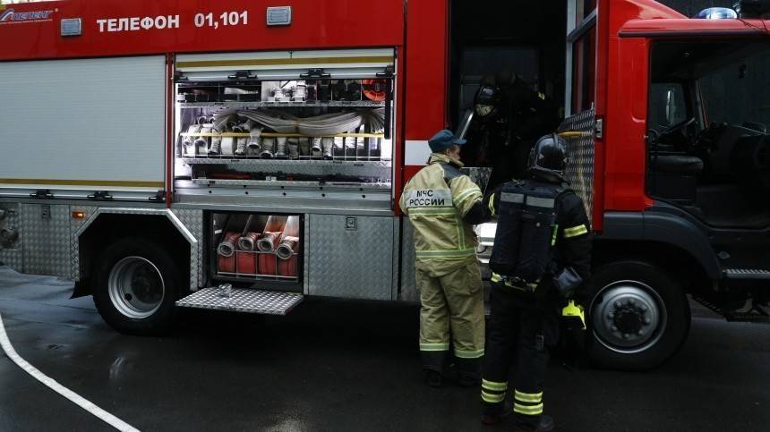 Видео: красноярцы приняли горящую машину за пожар в полиции