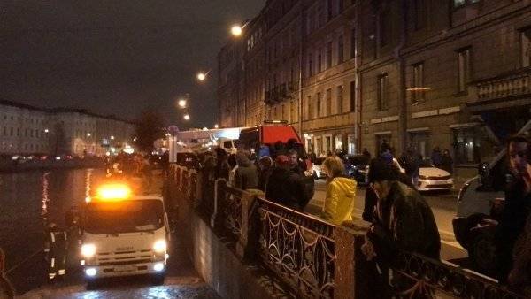 Автомобиль с детьми и мужчиной рухнул в воду Фонтанки в Петербурге