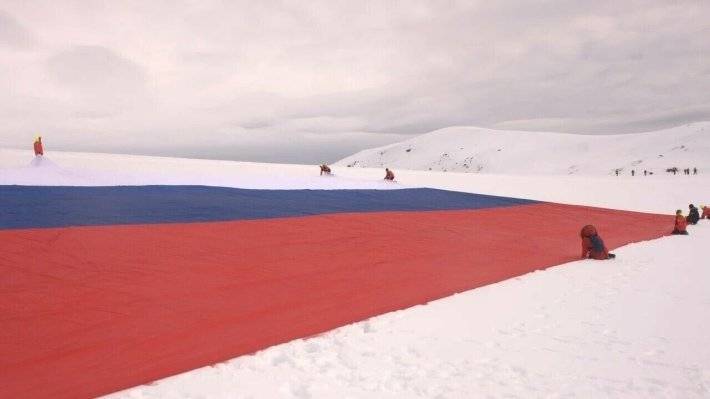 Гигантский флаг России развернули в Антарктиде
