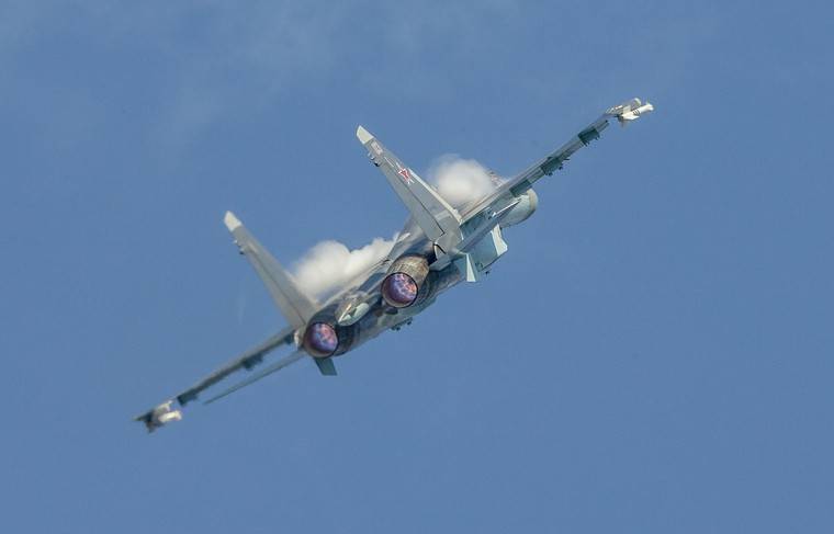 Су-35 опасно пикировал над жилыми домами Владивостока