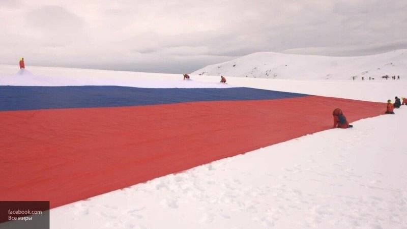 Самый большой российский флаг развернут в Антарктиде