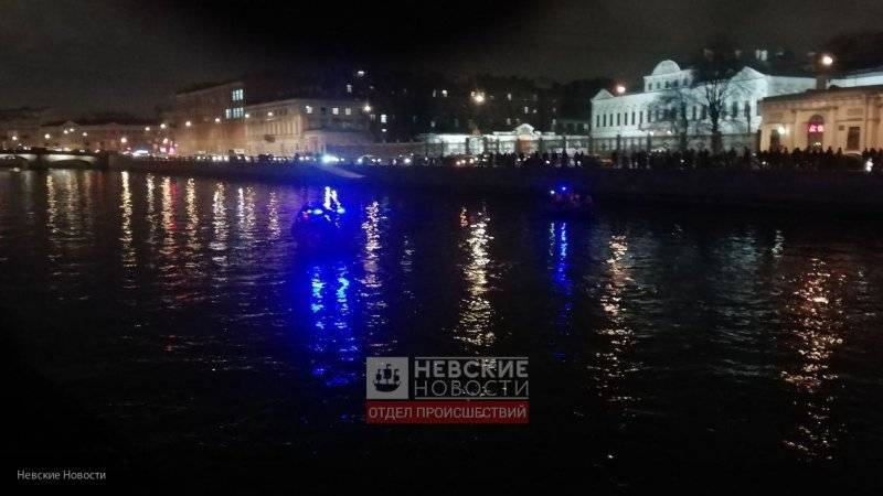 Автомобиль с мужчиной и двумя детьми упал в Фонтанку в Санкт-Петербурге