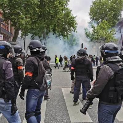В Париже на акциях протеста полиция задержала по меньшей мере 105 человек