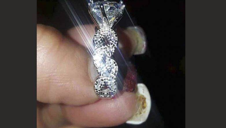 Соцсети высмеяли невесту, которая показала жуткие «ногти-переносчики инфекций», хвастаясь обручальным кольцом