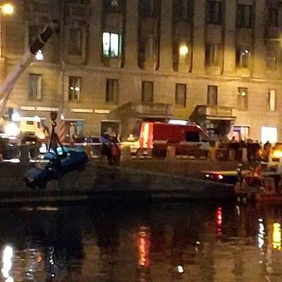 Три человека находились в легковой машине, которая упала в реку в Санкт-Петербурге