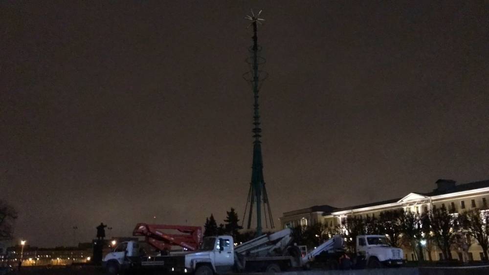 Новогоднюю ель начали устанавливать на Площади Ленина в Петербурге