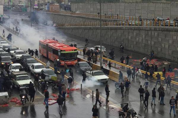 Бензиновый протест в Иране: цены повысились, появились первые жертвы