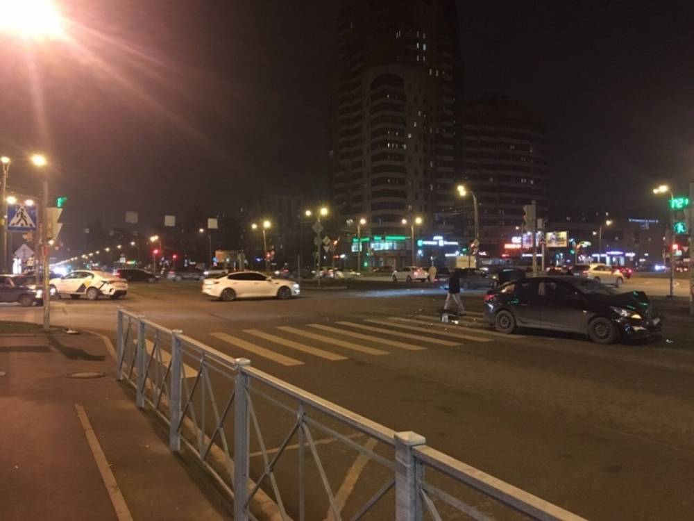 На перекрестке Славы и Бухарестской «Яндекс. Такси» и иномарка не поделили дорогу