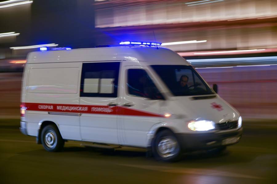 Автомобиль врезался в уличный фонарь на западе Москвы, есть погибший