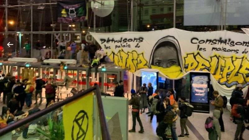 «Желтые жилеты» устроили погром в Париже в годовщину протестов