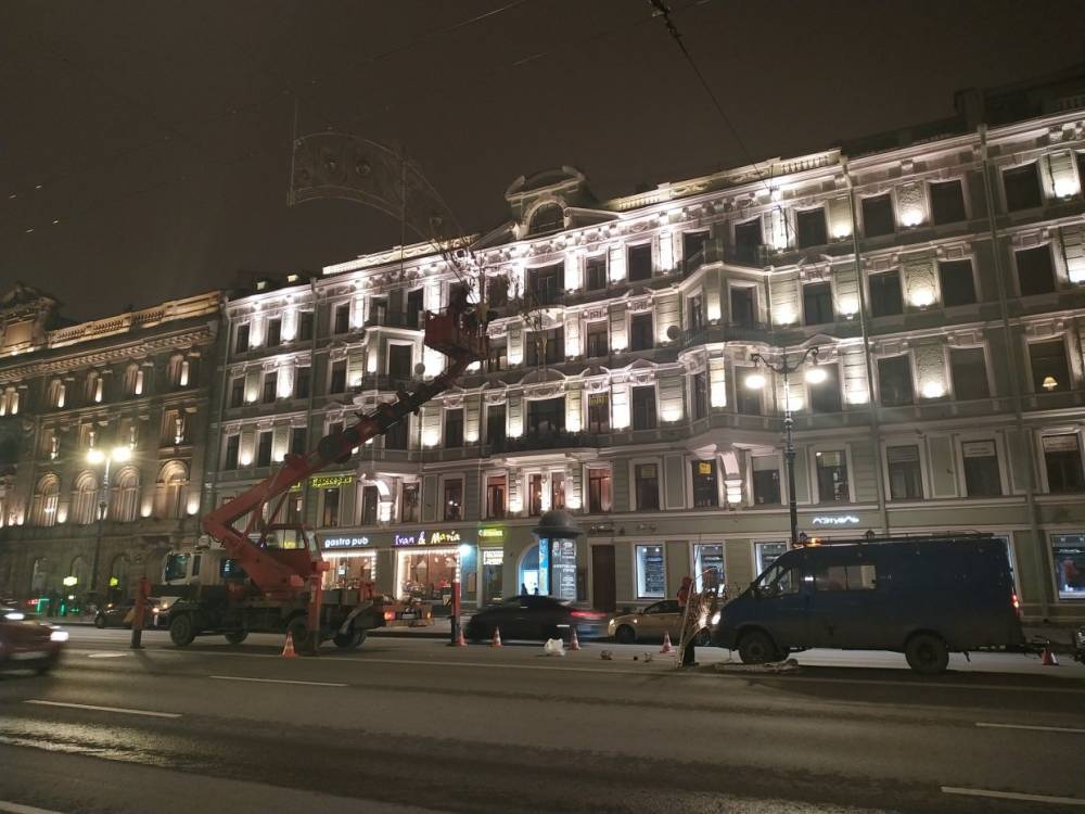 Установка новогодних украшений на Невском ограничила движение машин