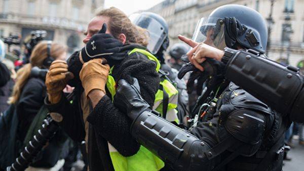 В Париже больше ста человек задержали на акциях «желтых жилетов»