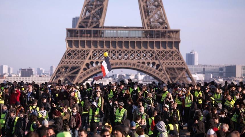 «Желтым жилетам» — год. За что сейчас выступают протестующие во Франции?