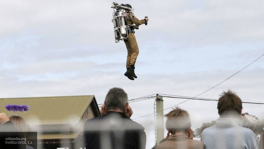 Британец летал над Ла-Маншем с помощью реактивного костюма