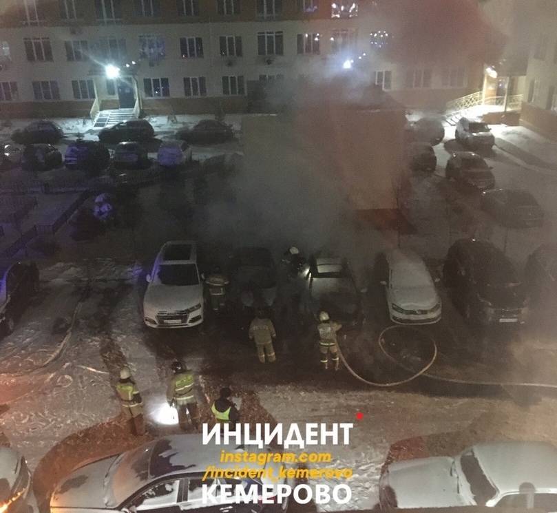 В Сети появились фотографии сгоревших автомобилей в Кемерове