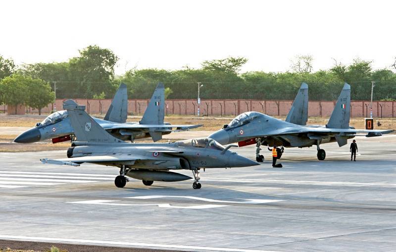 Индия объяснила, почему отказалась от Су-30 в пользу французских Rafale