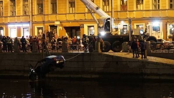 В Петербурге автомобиль с детьми упал в Фонтанку. За рулем был казачий атаман