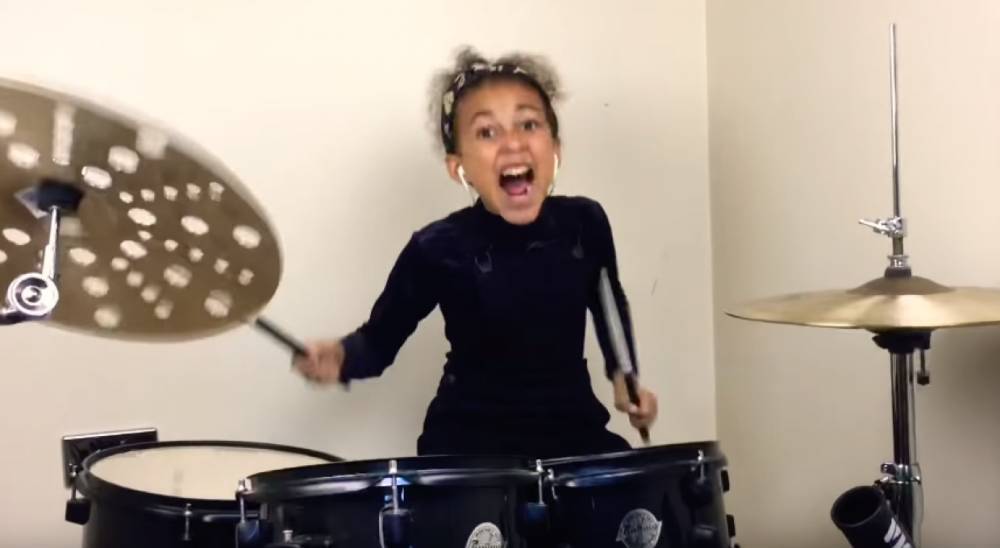 9-летняя девочка исполнила кавер на рок-группу Nirvana на барабанах и покорила Сеть