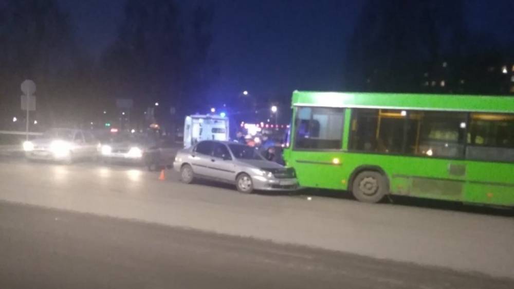В Пскове не поделили дорогу автобус и легковушка