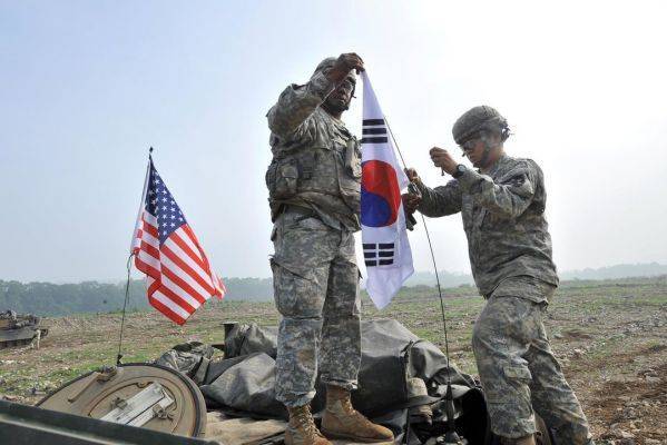 Попытка к миру: Вашингтон и Сеул отложили учения на Корейском полуострове