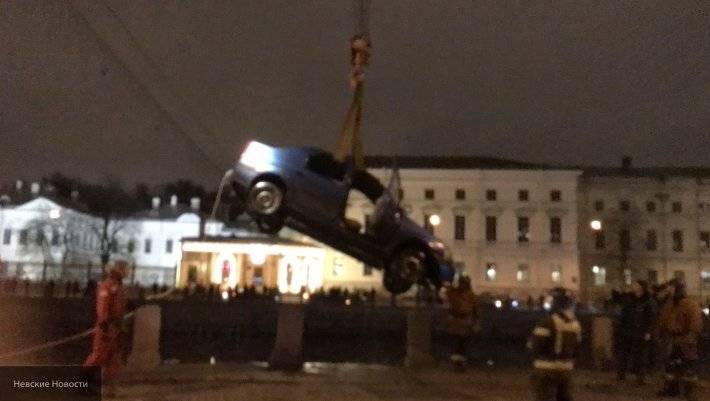 Водитель авто, упавшего в Фонтанку в Петербурге, назвал причину случившегося