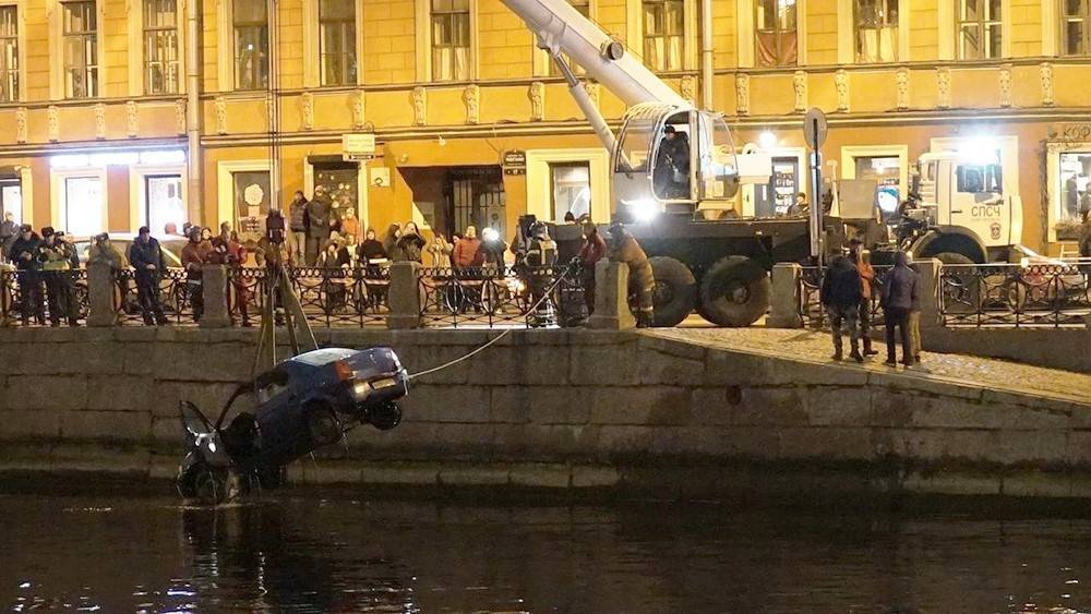 В Петербурге водитель чуть не утопил детей в Фонтанке