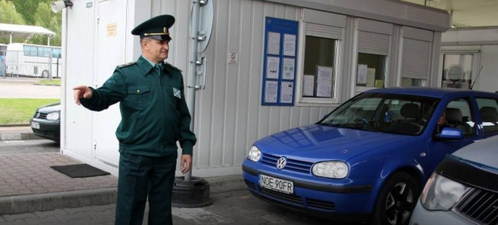 Псковские таможенники выявили нарушителя, который не платил налоги на ввозимые в область грузовики