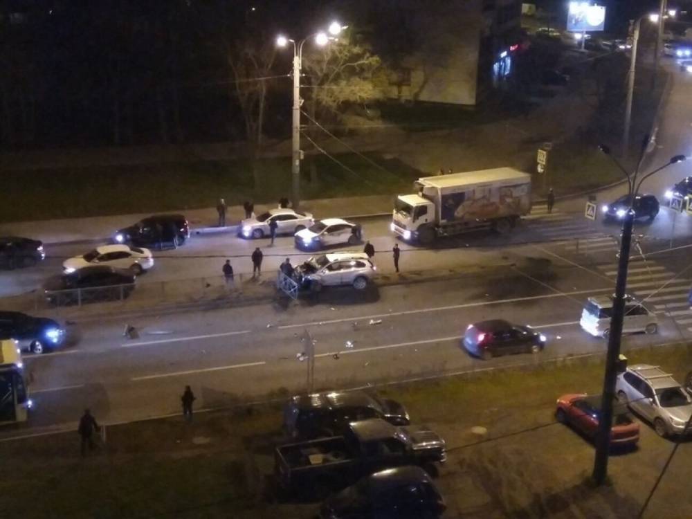 В ночном ДТП в Кировском районе кроме разделительного ограждения никто не пострадал