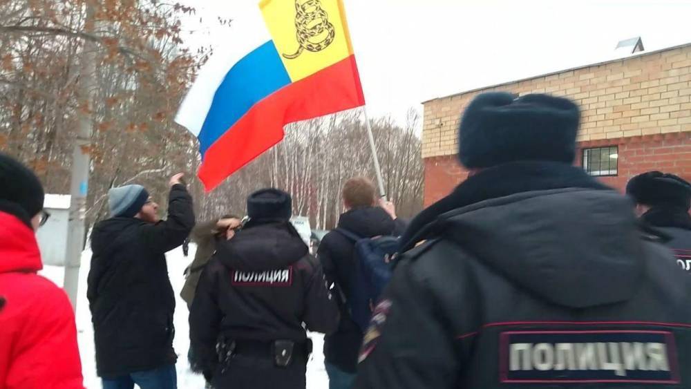 В Екатеринбурге на пикете в поддержку Светова задержали активиста за флаг РФ со змеей