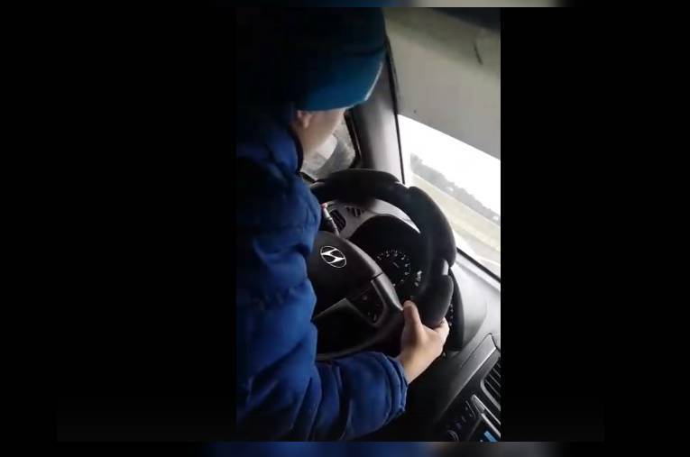 Посадившая за руль 6-летнего сына женщина объяснила свой поступок