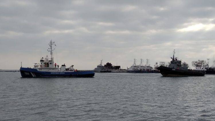 Задержанные корабли ВМСУ буксируют из Керчи - фотофакт