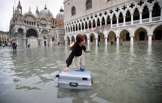 Жители Венеции готовятся к новому наводнению
