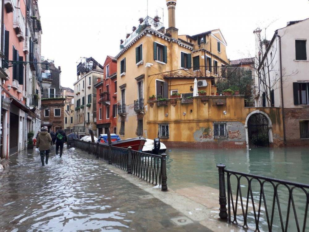 В Венеции в ближайшие часы ожидают новый пик наводнения