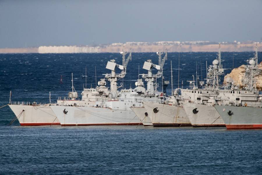 В Керчи началась буксировка украинских кораблей