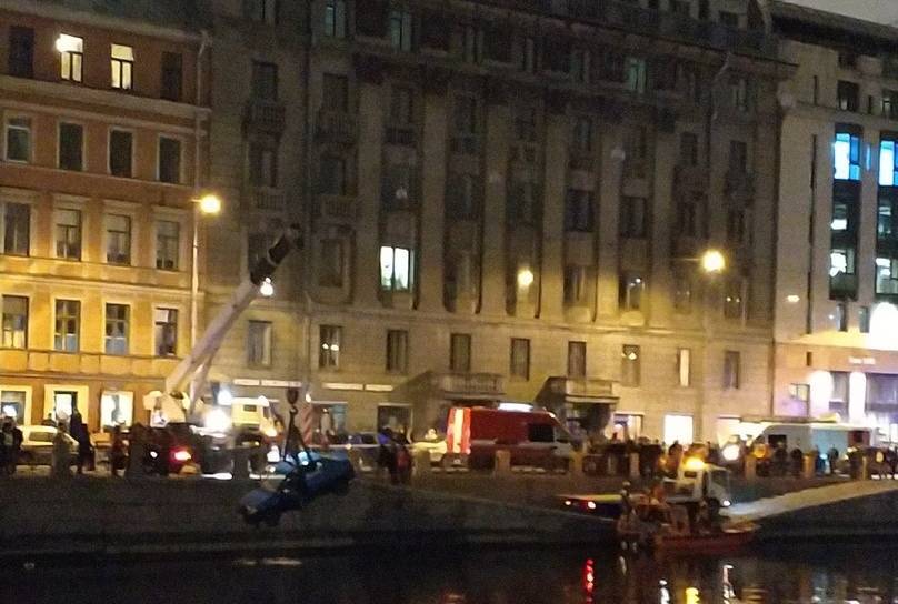 Водитель перепутал педали и упал в реку Фонтанку в Петербурге