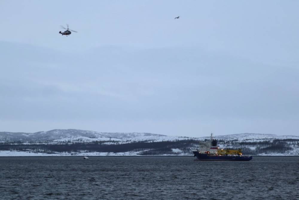 Вертолетчики Северного флота учились передавать грузы с палубы судна «Эльбрус»