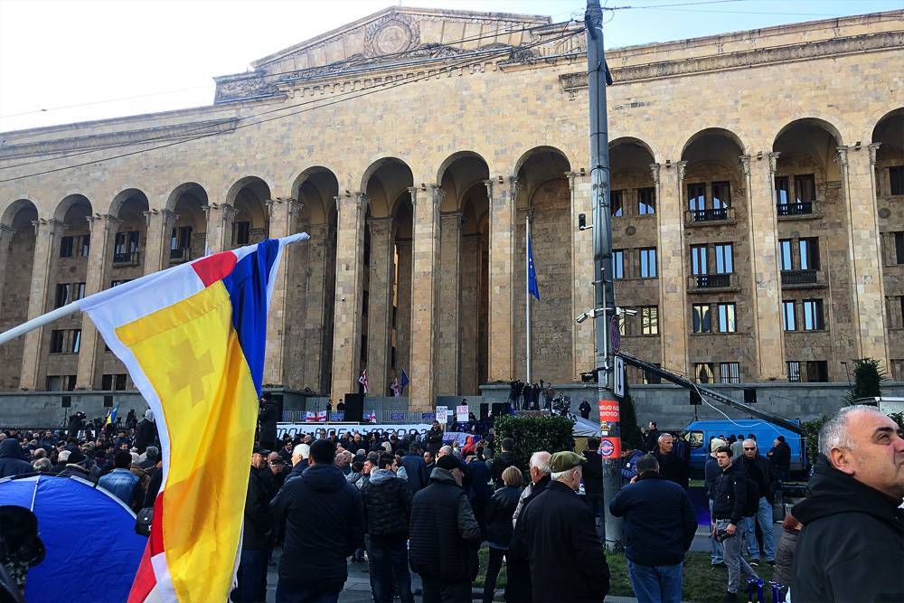 В Тбилиси началась масштабная акция протеста за проведение досрочных выборов в парламент