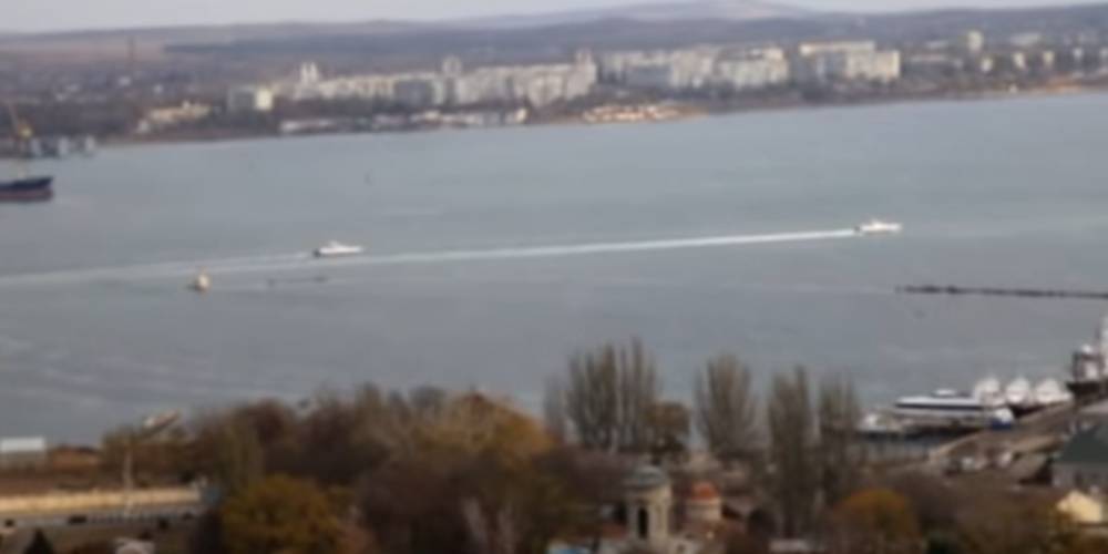 Второй проход украинских кораблей под Крымским мостом попал на видео